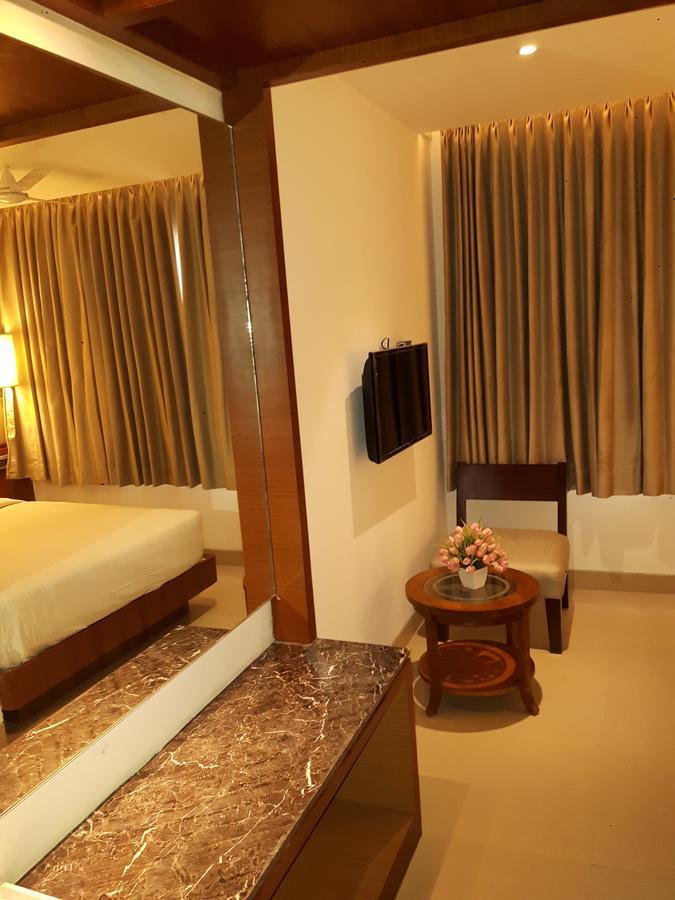 Urvashi Residency Hotell Chennai Exteriör bild