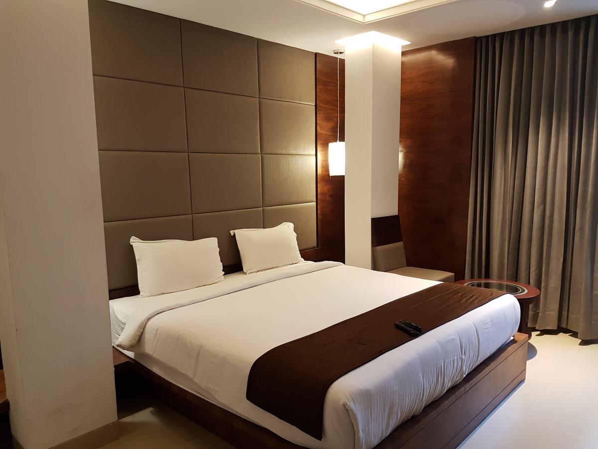Urvashi Residency Hotell Chennai Exteriör bild