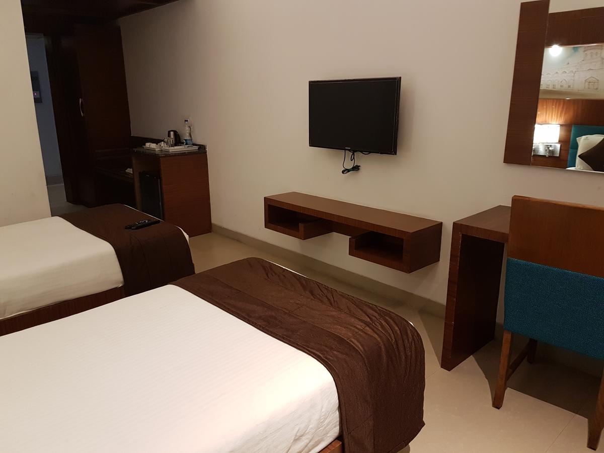 Urvashi Residency Hotell Chennai Exteriör bild