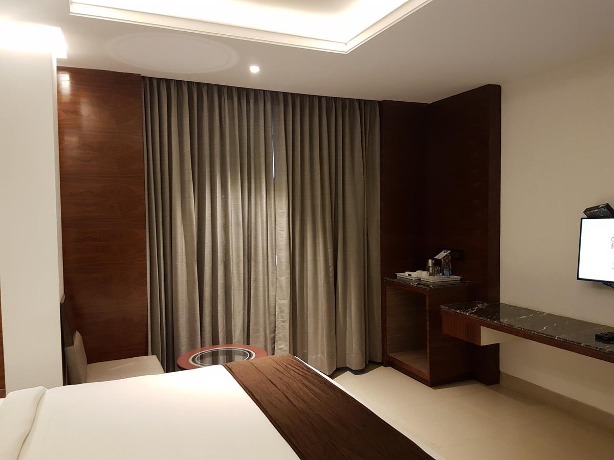 Urvashi Residency Hotell Chennai Exteriör bild